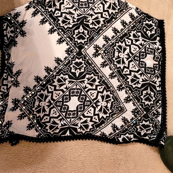 NWOT Chico's top.  SZ S/M but will fit a large easy. - Picture 11 of 13